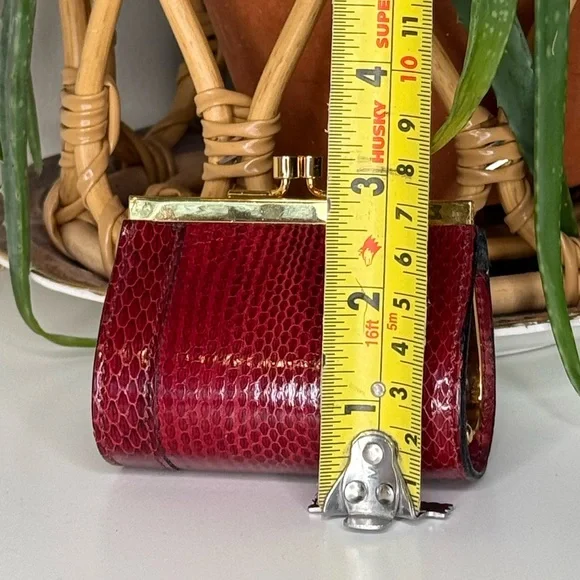 Vintage 1960s Red Snakeskin Kiss Lock Coin Purse Mini Barrel Wallet Gold Frame - Picture 8 of 9
